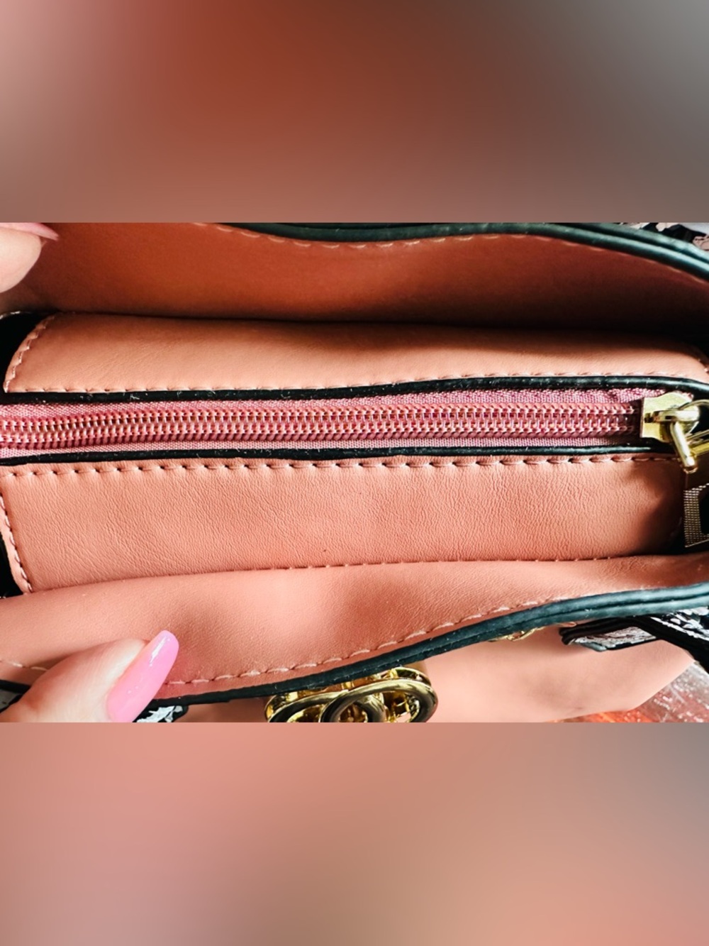 Chic Pink Tote with Snake-Print Trim and Gold Chain Detail - Picture 3 of 6